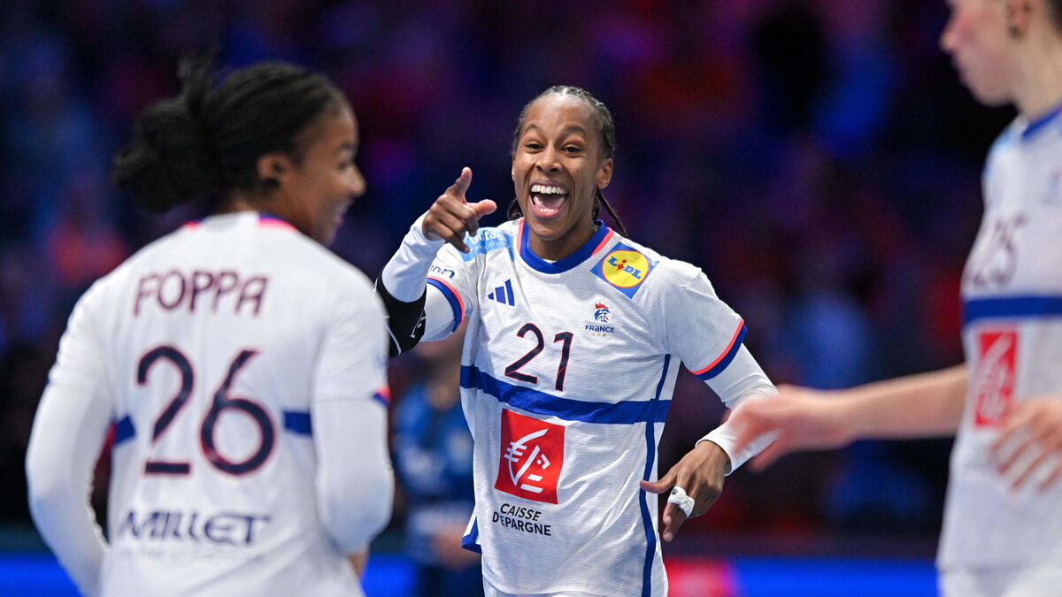 Joueuses françaises et néerlandaises au Mondial féminin de handball 2025