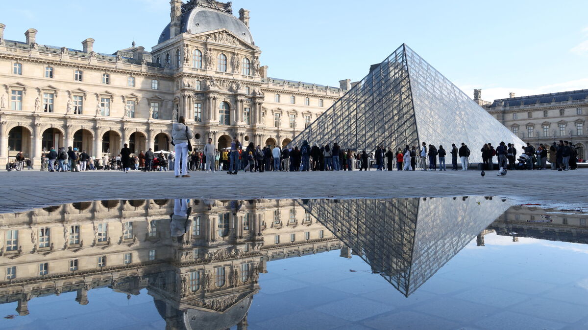 Vue du musée du Louvre pendant un mouvement social