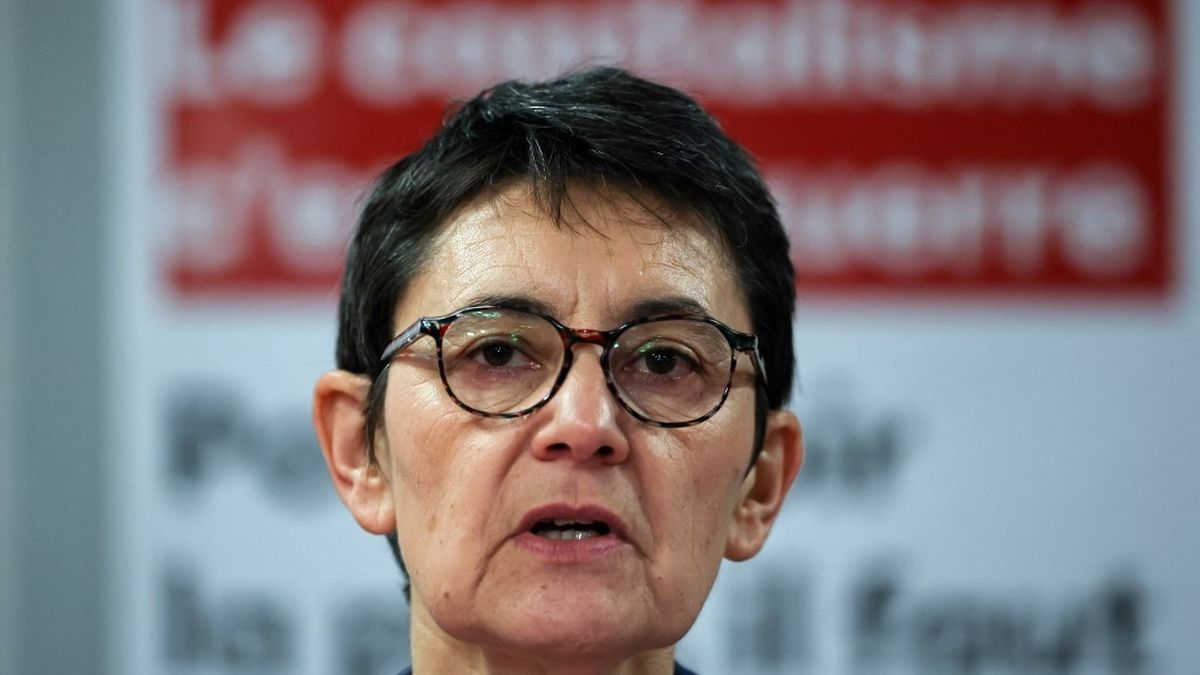 Nathalie Arthaud lors d'un discours politique