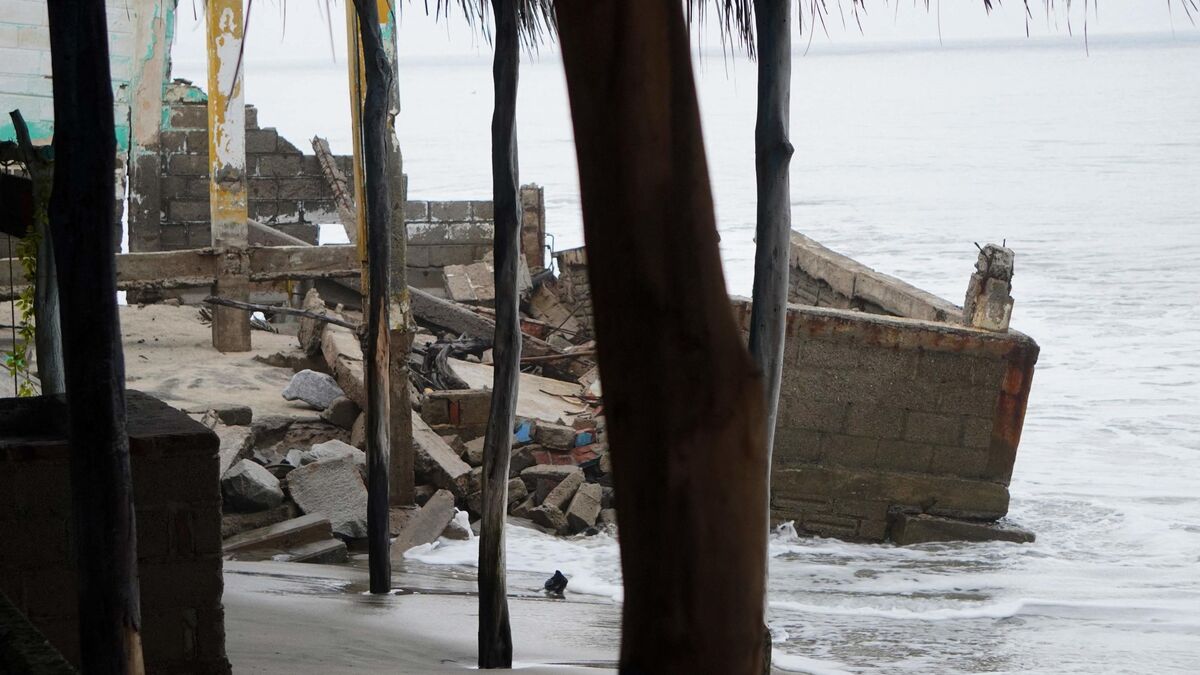 Vague importante autour d'une piscine naturelle Tenerife
