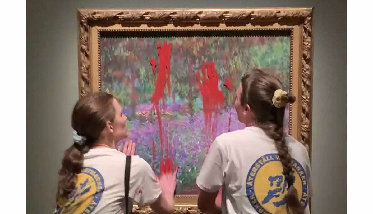 Tableau de Monet protégé par une vitre lors d'une action écologique