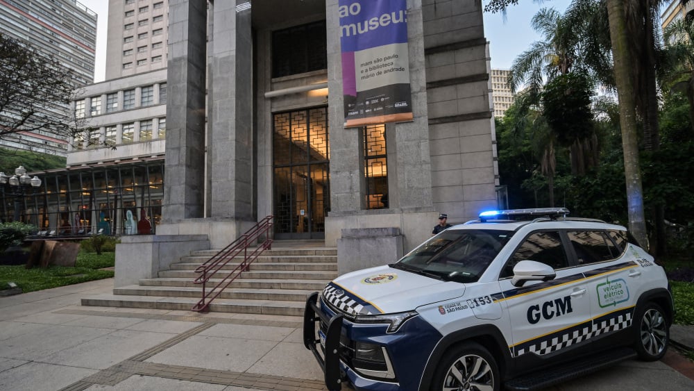 Patrouille de police devant la bibliothèque Mario de Andrade à São Paulo