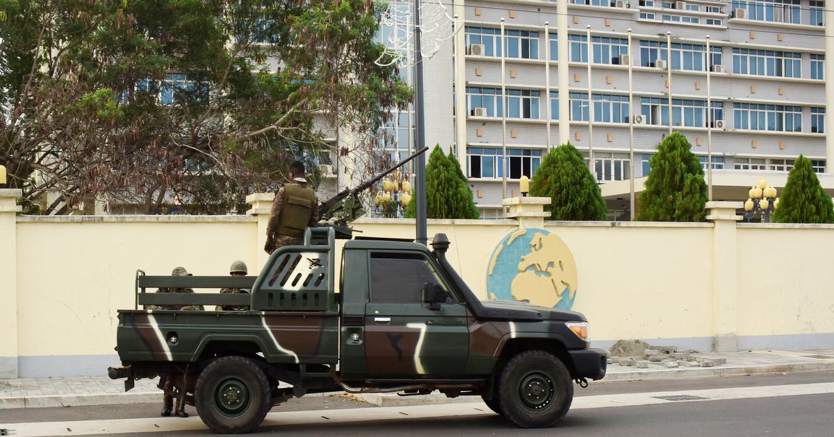 Porte et militaires près du palais à Cotonou après les événements