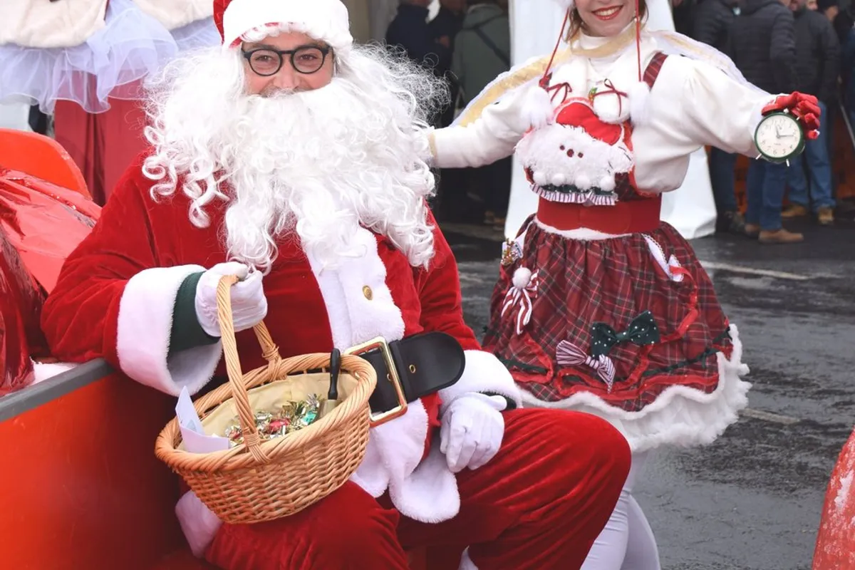 Vue du marché de Noël à Saugues avec animations et stands