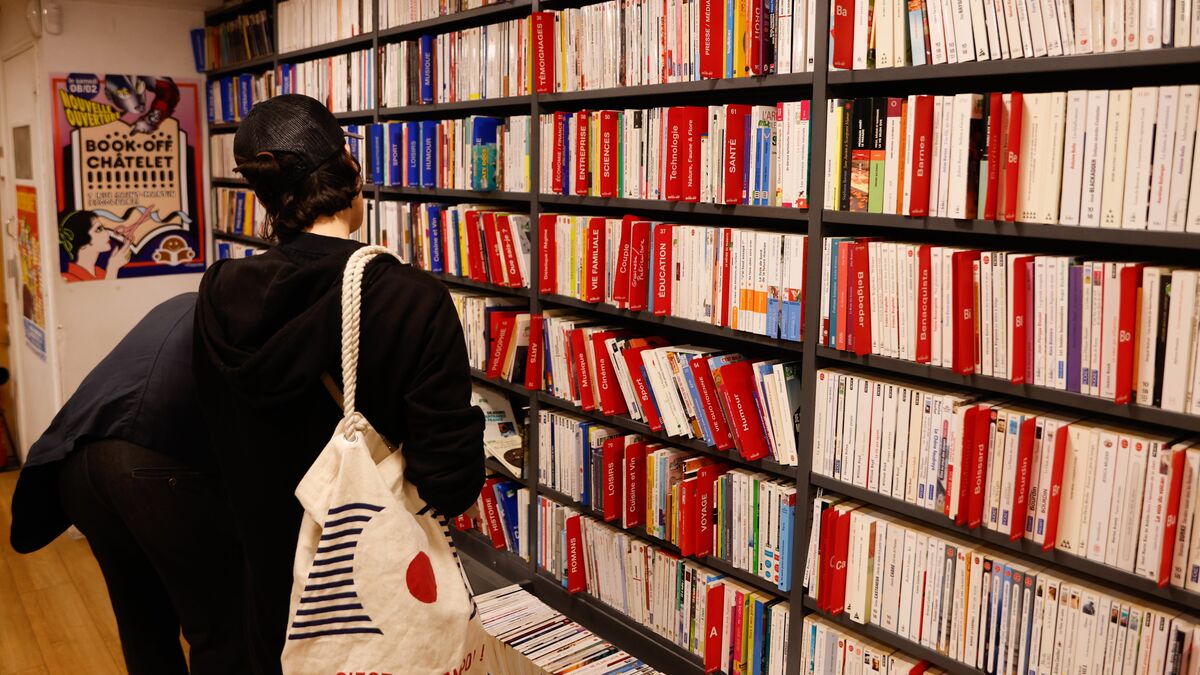 Livres et colis illustrant les frais de port