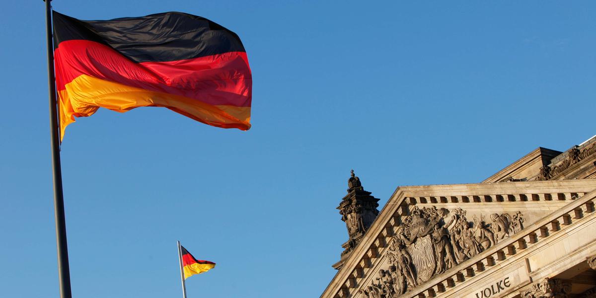 Des tensions germano-russes symbolisées par des drapeaux