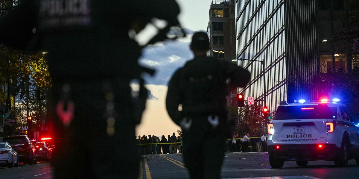 Vue générale du centre commercial et des forces de l’ordre