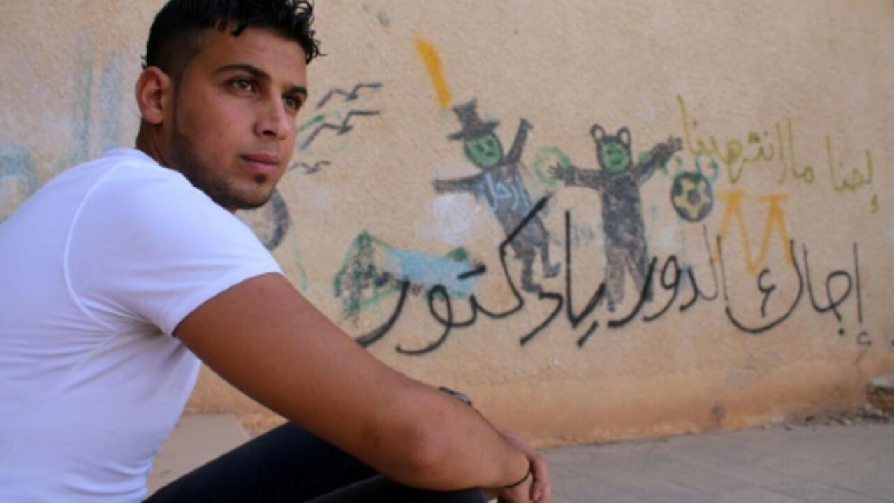 Rue de Deraa avec drapeaux révolutionnaires en fête