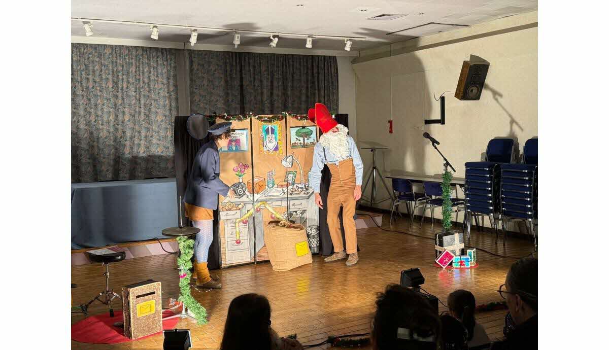 Enfants réunis autour d’un spectacle de Noël à la médiathèque de Contrexéville