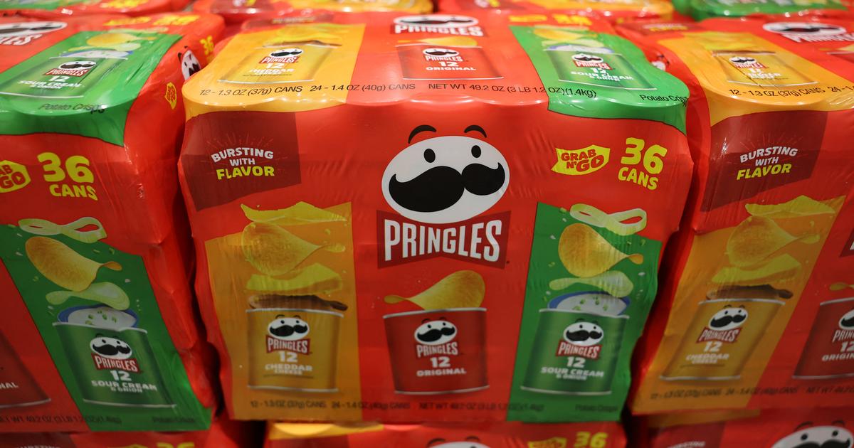 Vue d'un paquet Pringles et d'autres snacks Mars