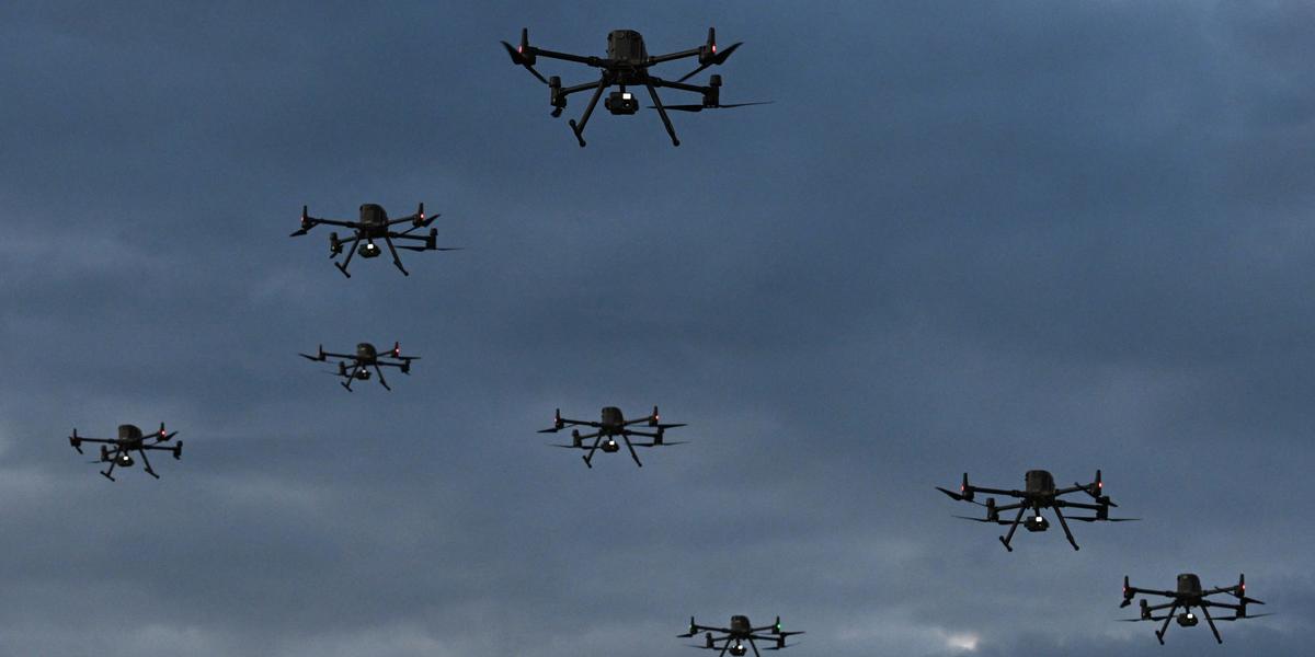 Drone survolant une base militaire en France