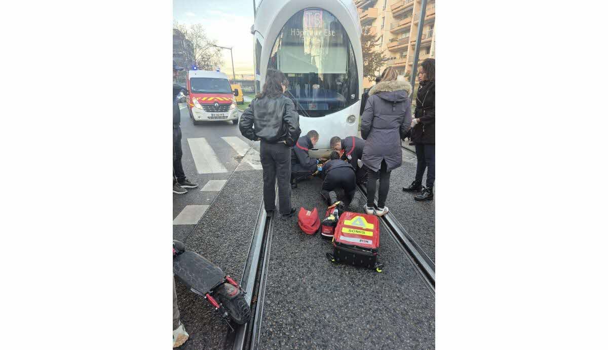 Cycliste coincée sous le tram T6 à Lyon Moulin à Vent
