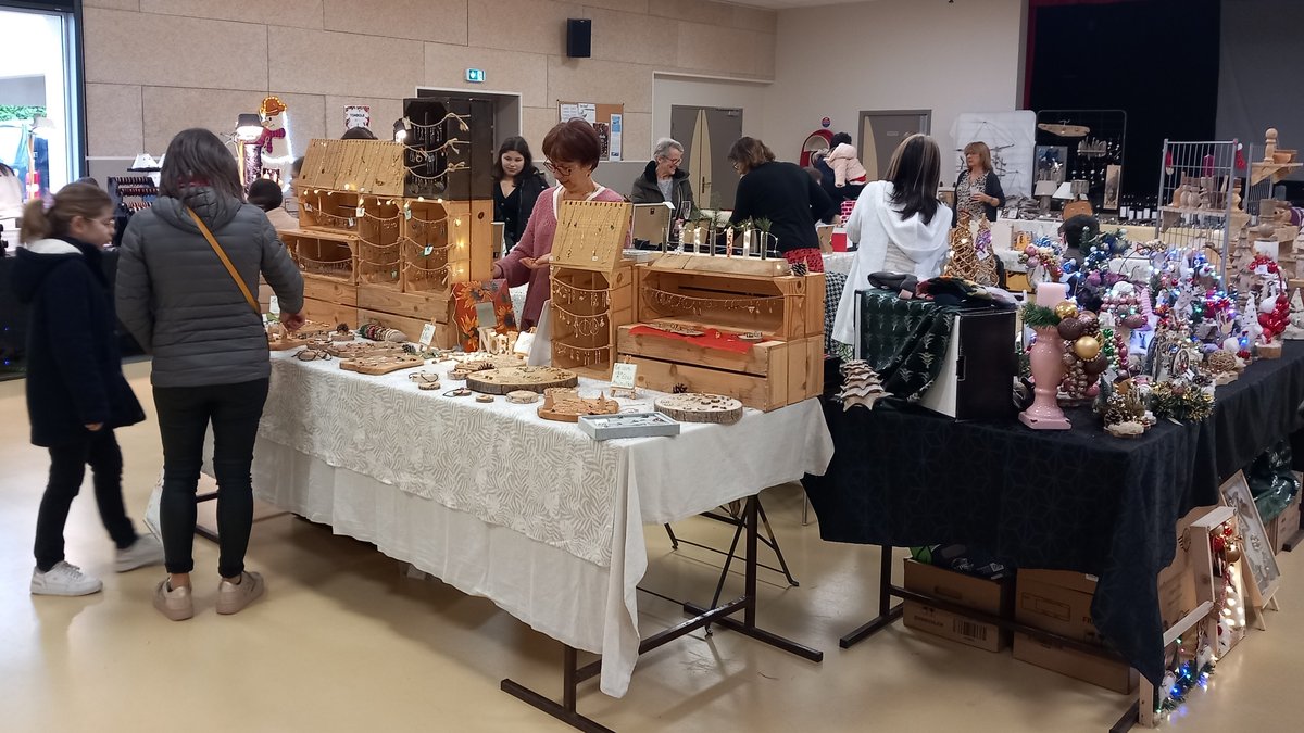 Père Noël et stands au marché de Noël de Vénès