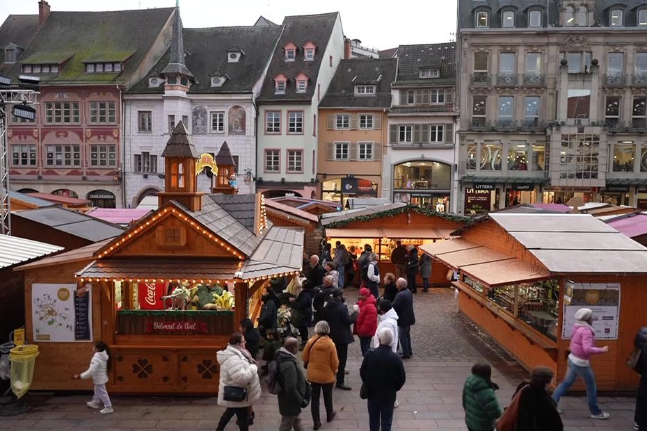 Marché de Noël de Mulhouse, visiteurs et chalets multilingues
