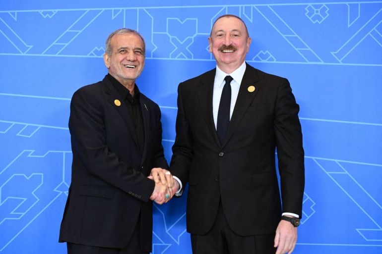 Le président azerbaïdjanais Ilham Aliyev et le président iranien Massoud Pezeshkian se serrant la main lors du sommet de l'Organisation de coopération économique