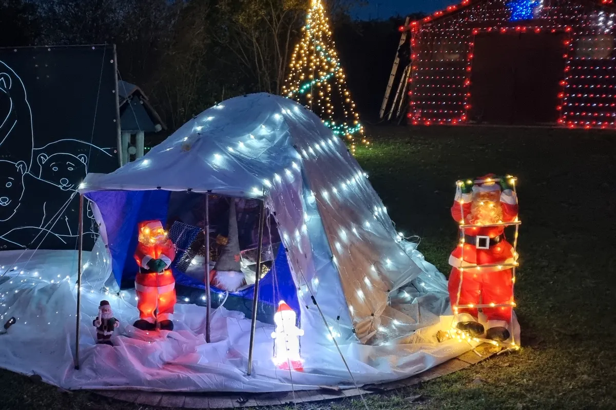 Décor lumineux de Noël dans une maison du hameau Bois-Ratier