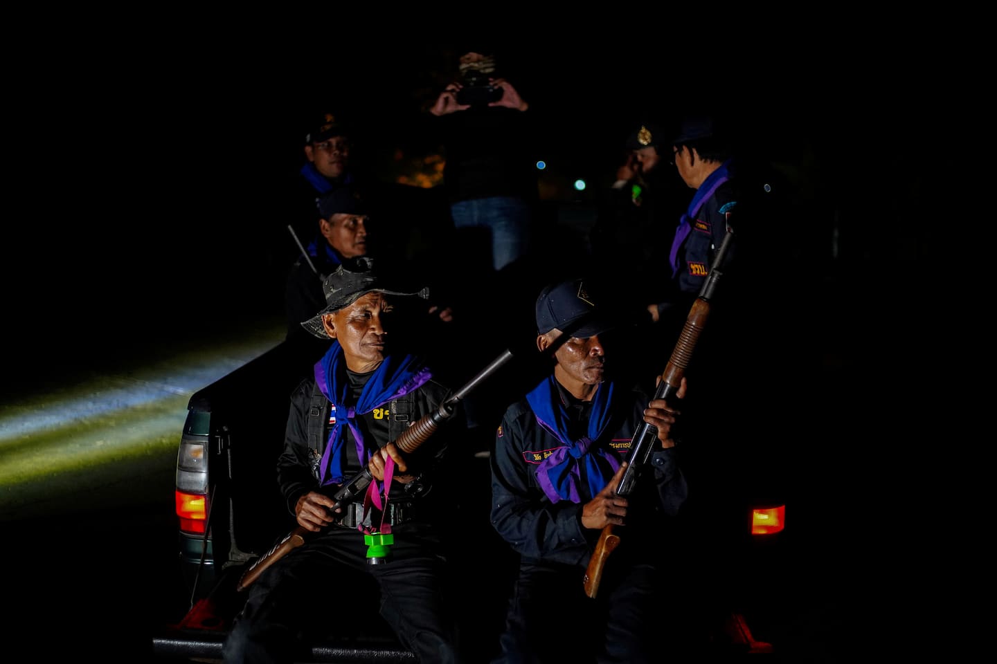 Civils évacuant les zones frontalières touchées par les combats