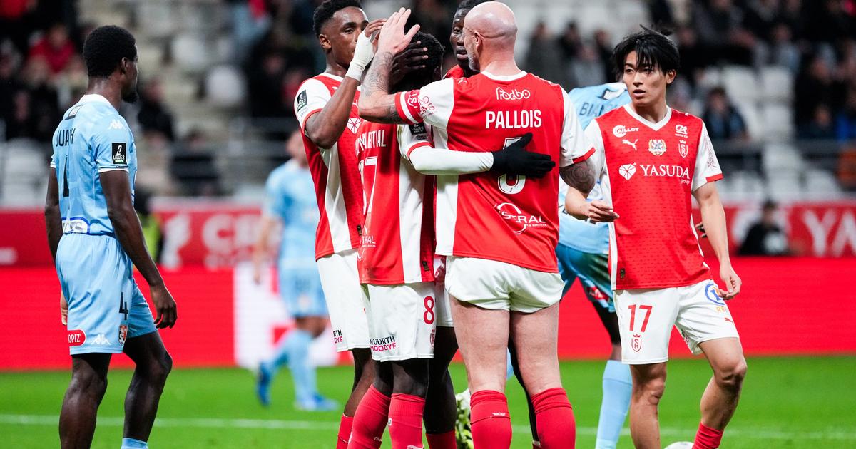Vue d\'un stade après les incidents lors du match Reims-Laval