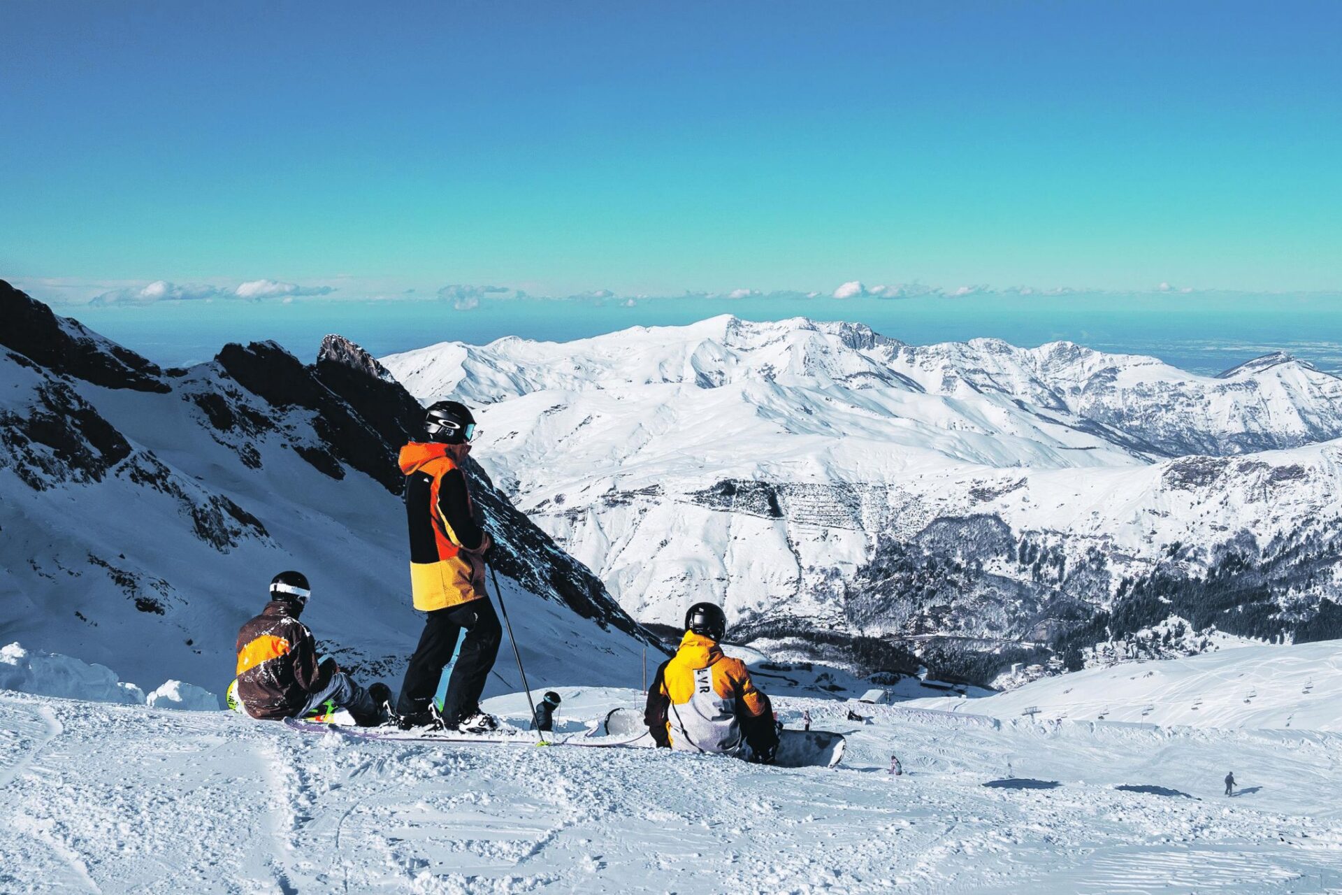 Vue hivernale des pistes et télésièges à Gourette, Béarn