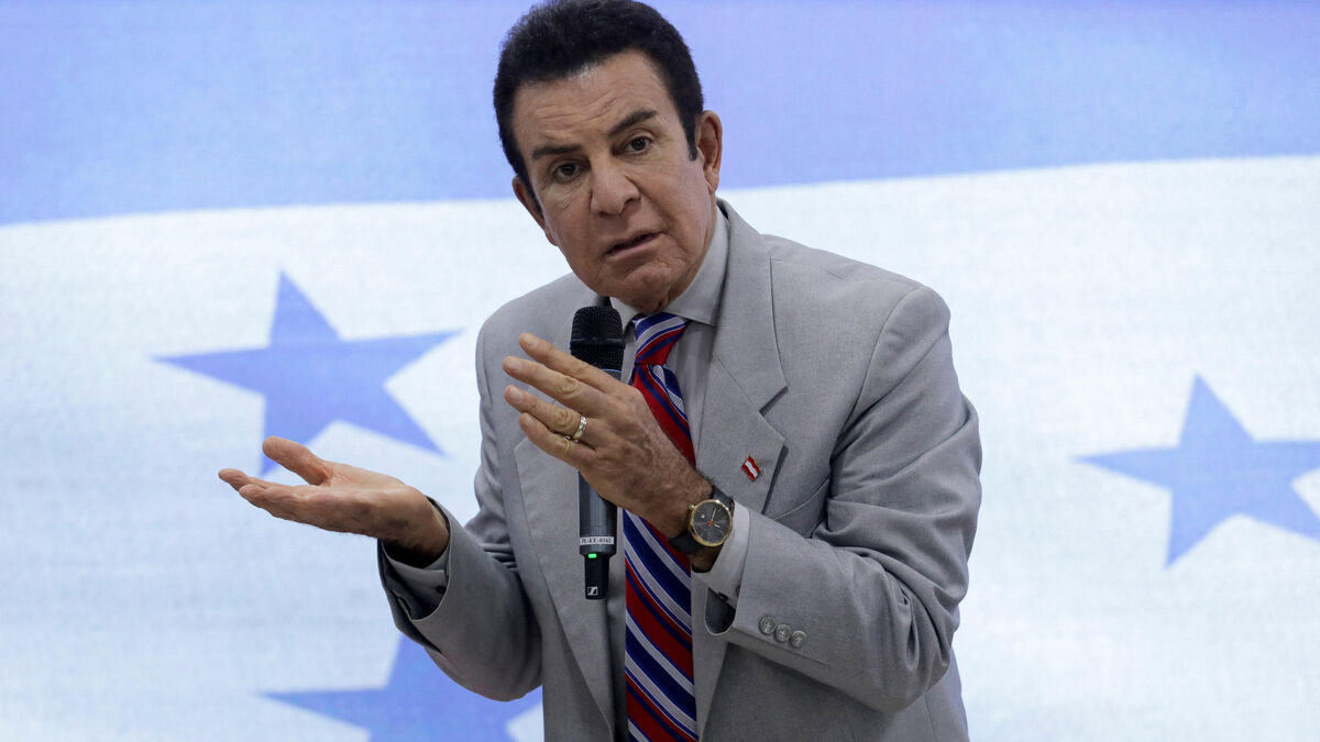 Nasralla lors du dépouillement des suffrages au Honduras