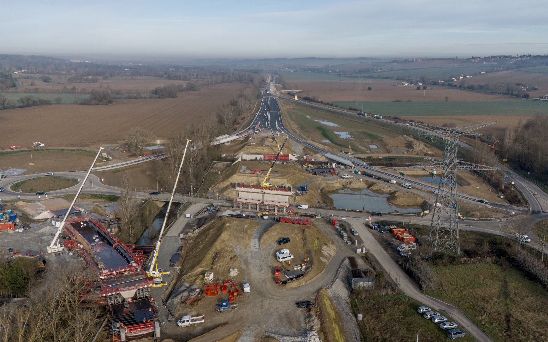 Vue d’ensemble du chantier A69 avec engins et camions
