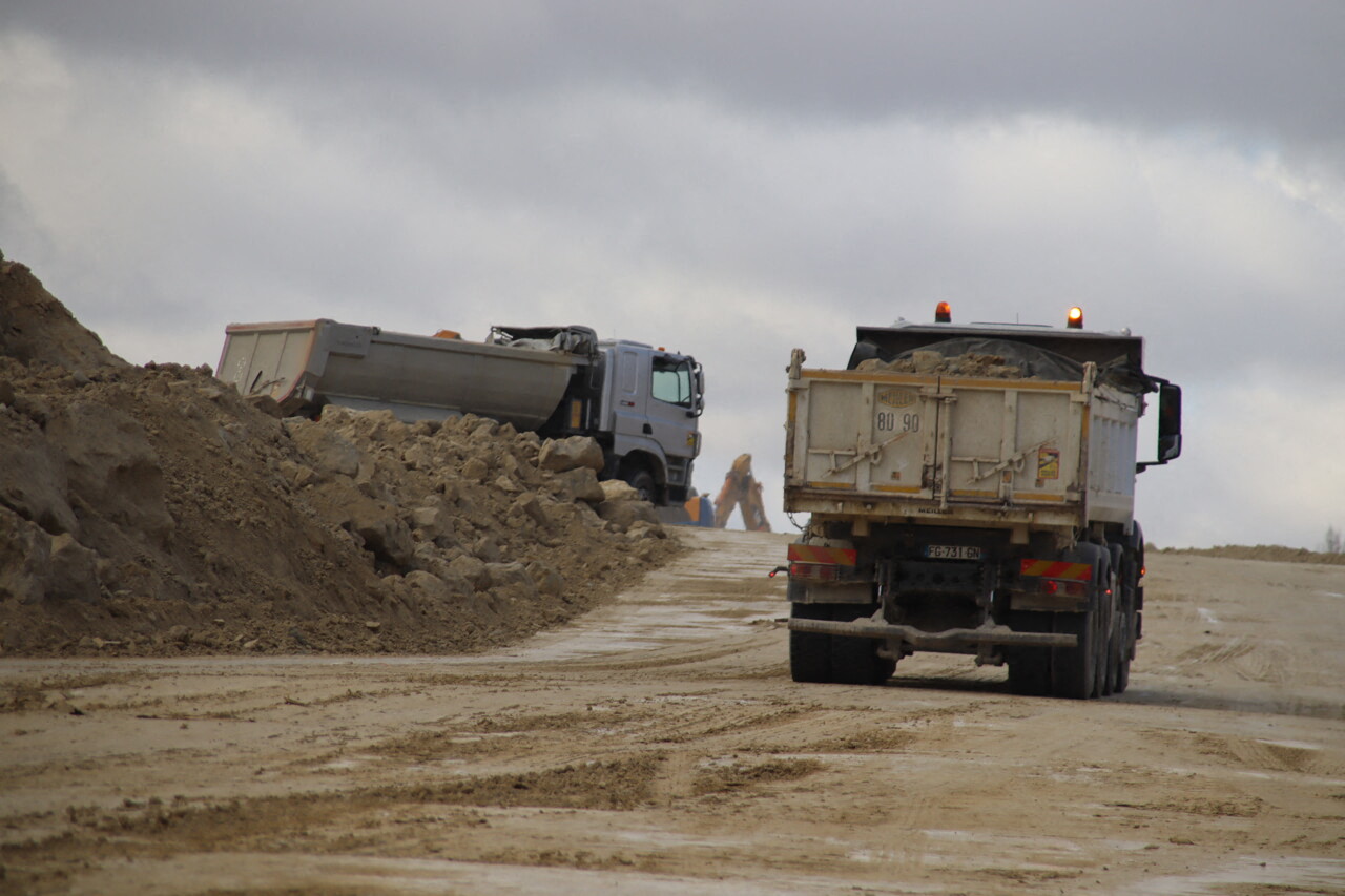 Chantier A69 avec camions et engins en mouvement