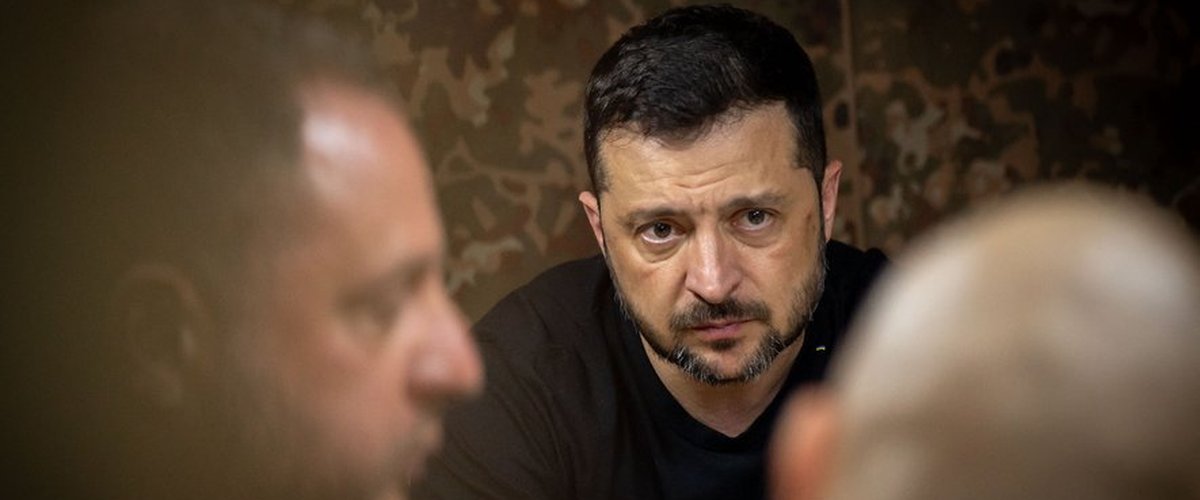 Zelensky s'adressant à la presse sur les élections