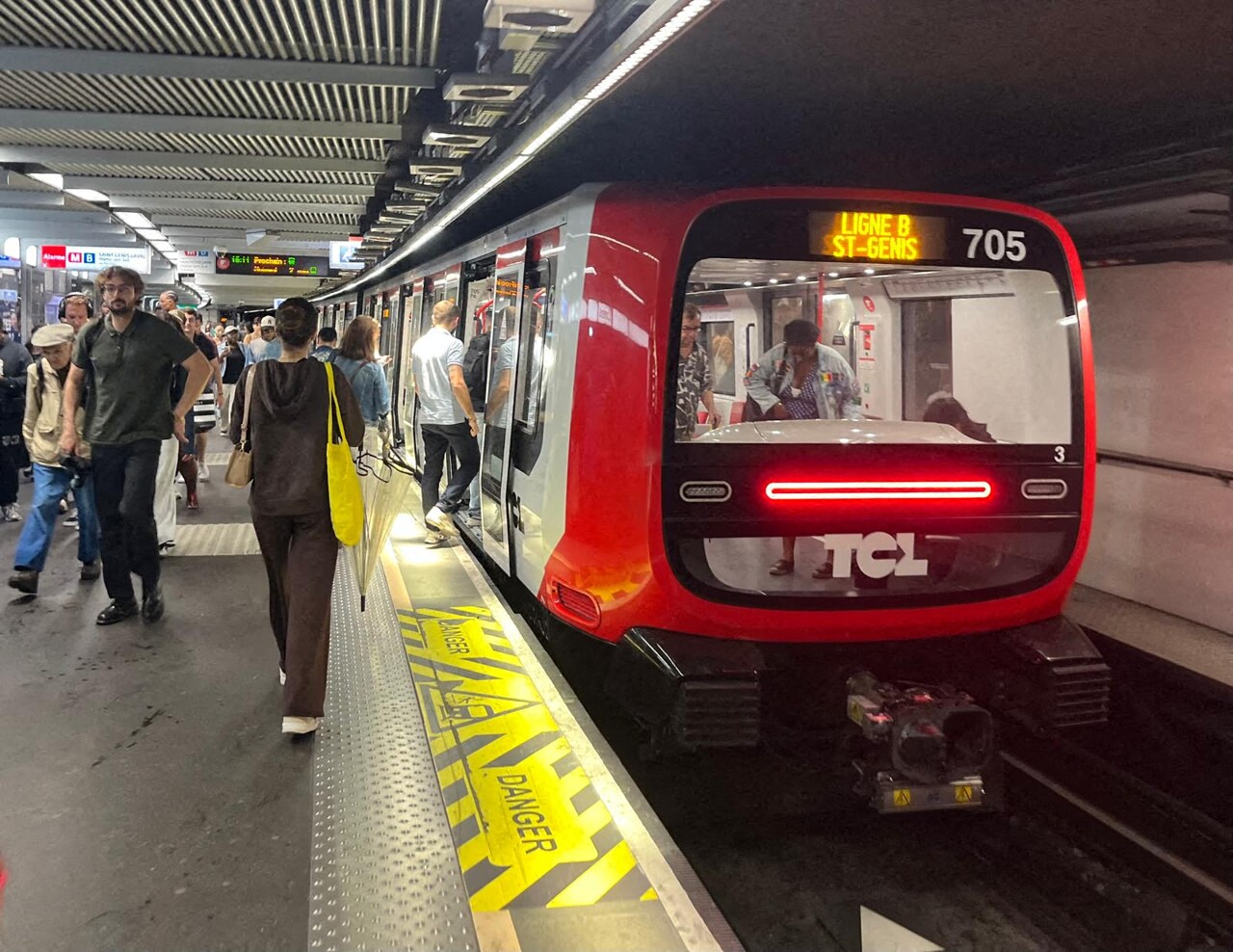 Métro TCL de Lyon en service nocturne week-end