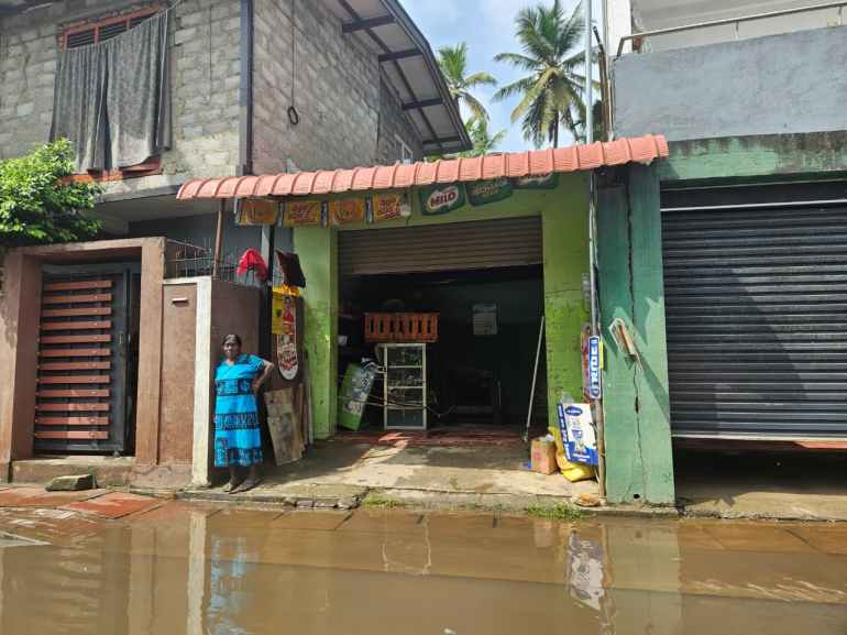Ouverture d'une modeste boutique à Colombo après cinq jours d'inondations