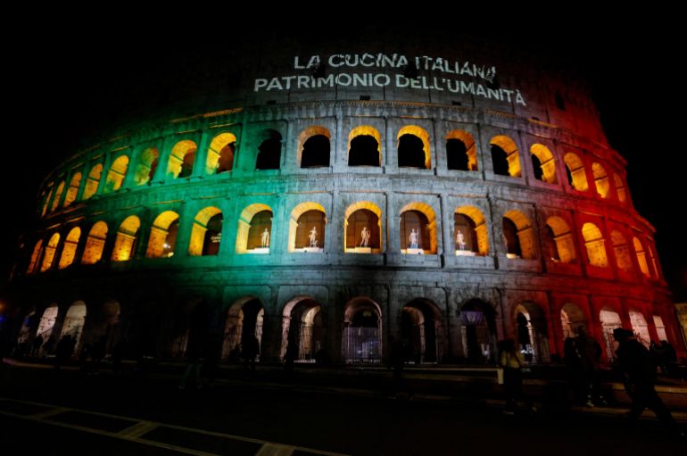 Le Colisée illuminé lors d'une installation lumineuse spéciale après l'inscription de la cuisine italienne au patrimoine immatériel