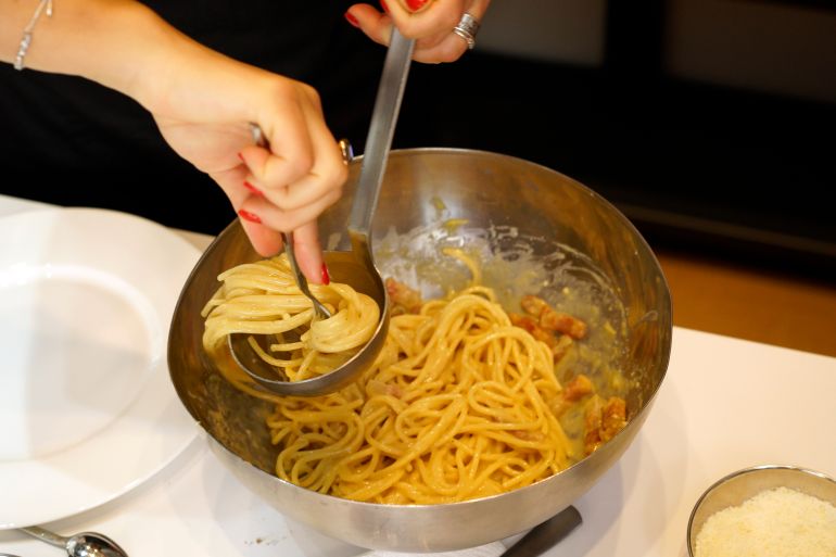 Concours de cuisine avec service de 'spaghetti alla Carbonara' lors d'un événement en marge de la reconnaissance