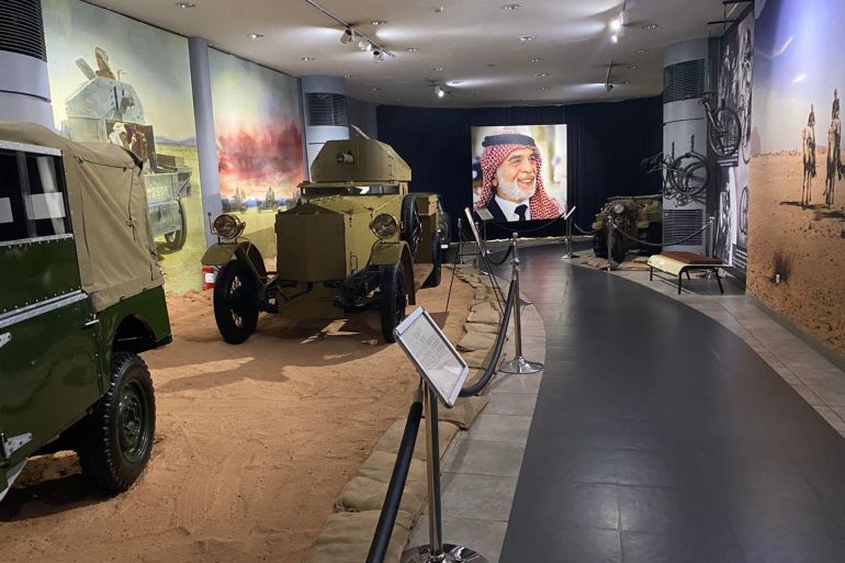 Vue intérieure du Musée royal des voitures à Amman, avec un robot servant du café