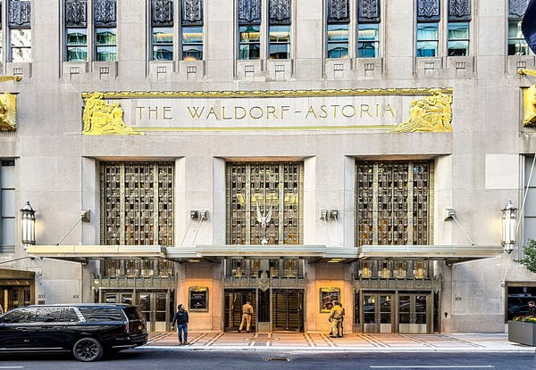Façade emblématique du Waldorf Astoria à New York.