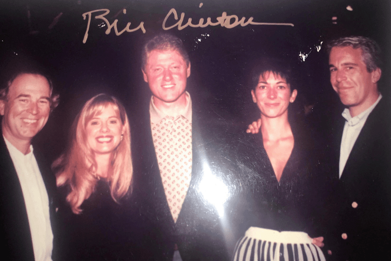 Bill Clinton, Ghislaine Maxwell et Jeffrey Epstein posant sur une photographie diffusée par les démocrates de la commission de surveillance