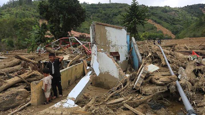 Scène de désolation après le glissement de terrain dans le village de Mendale, district de Kebayakan, Aceh