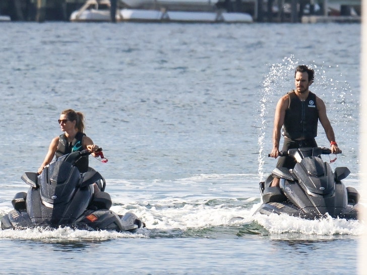 Gisele Bündchen aux commandes de son jet ski à Surfside