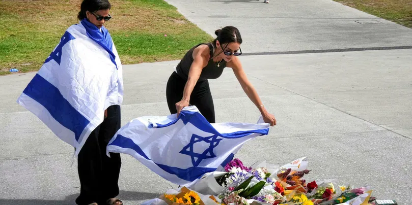 Deux femmes se recueillent à Bondi Beach, Sydney