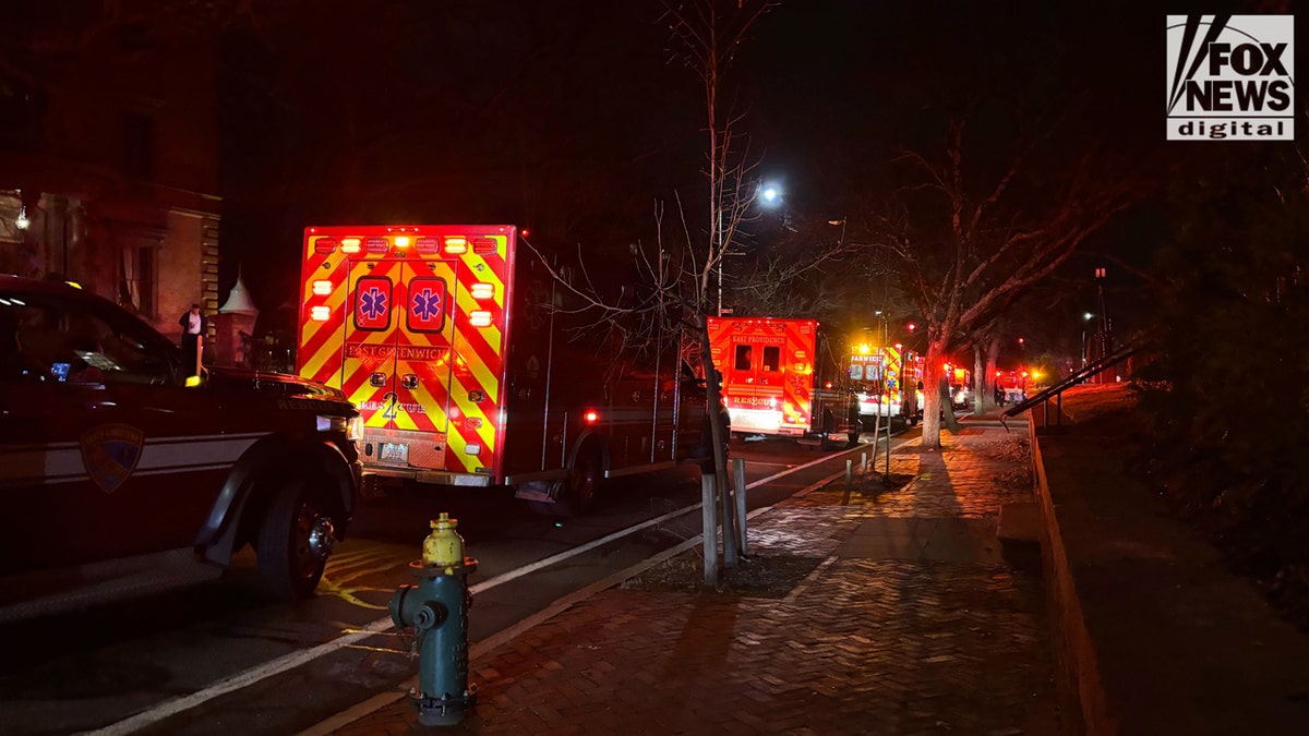 Ambulances déployées près de l'université Brown lors de l'intervention