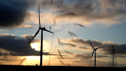Silhouette de turbines éoliennes dans les Highlands écossais