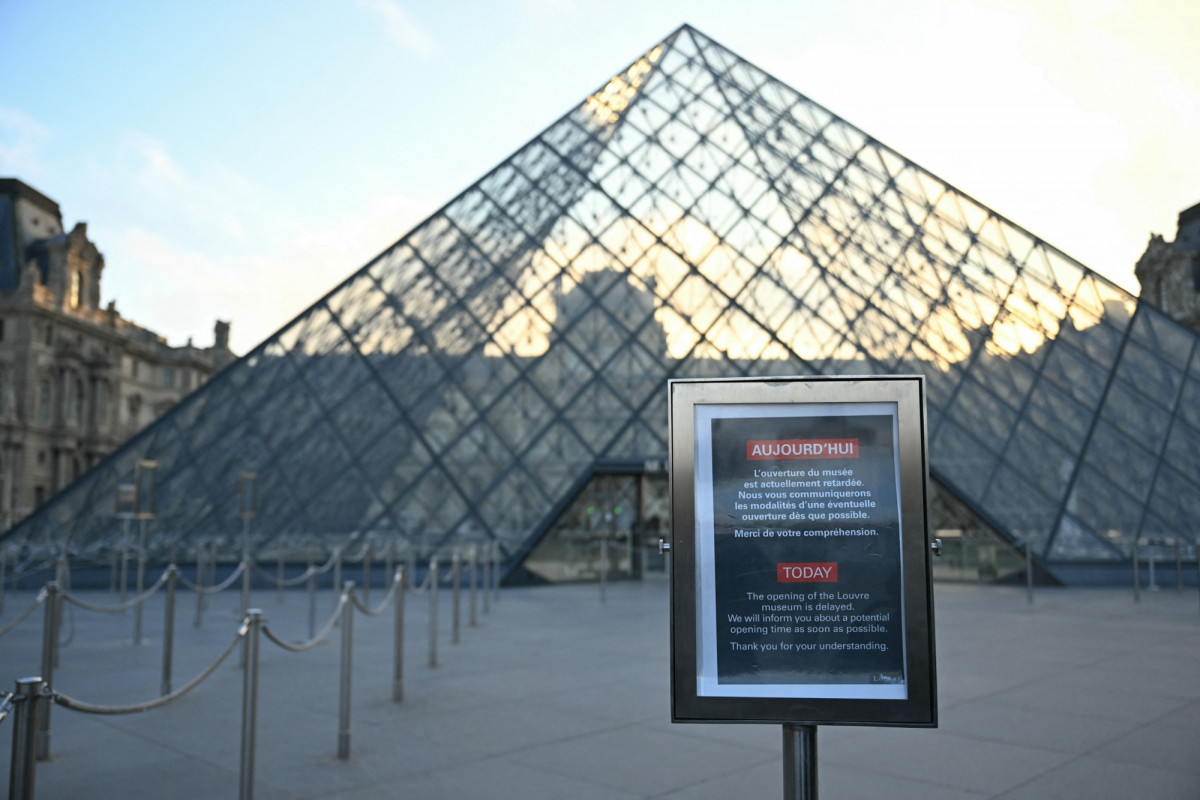 Vue du Louvre fermé le lundi 15 décembre 2025