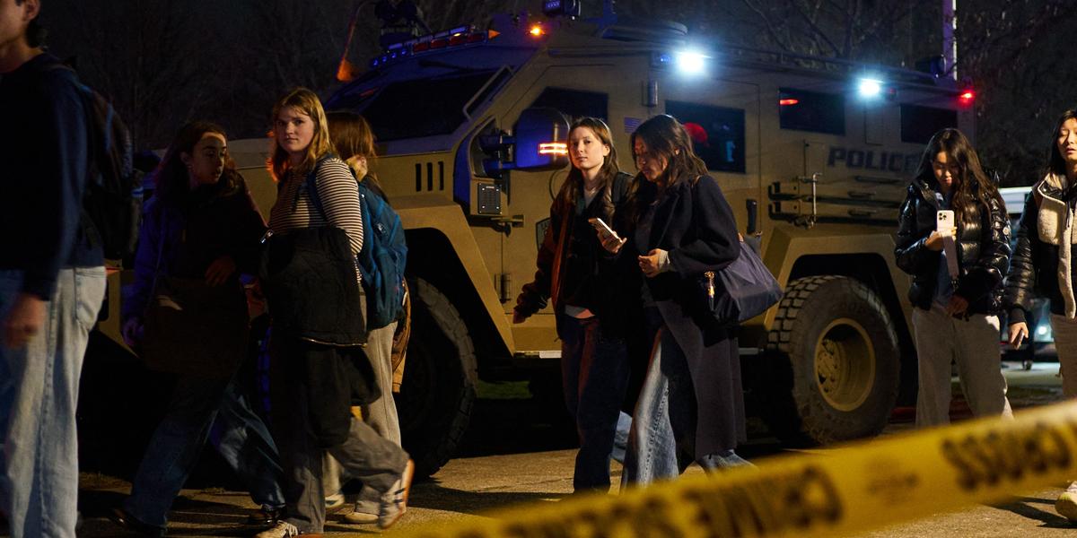 Suspect filmé marchant dans une rue déserte