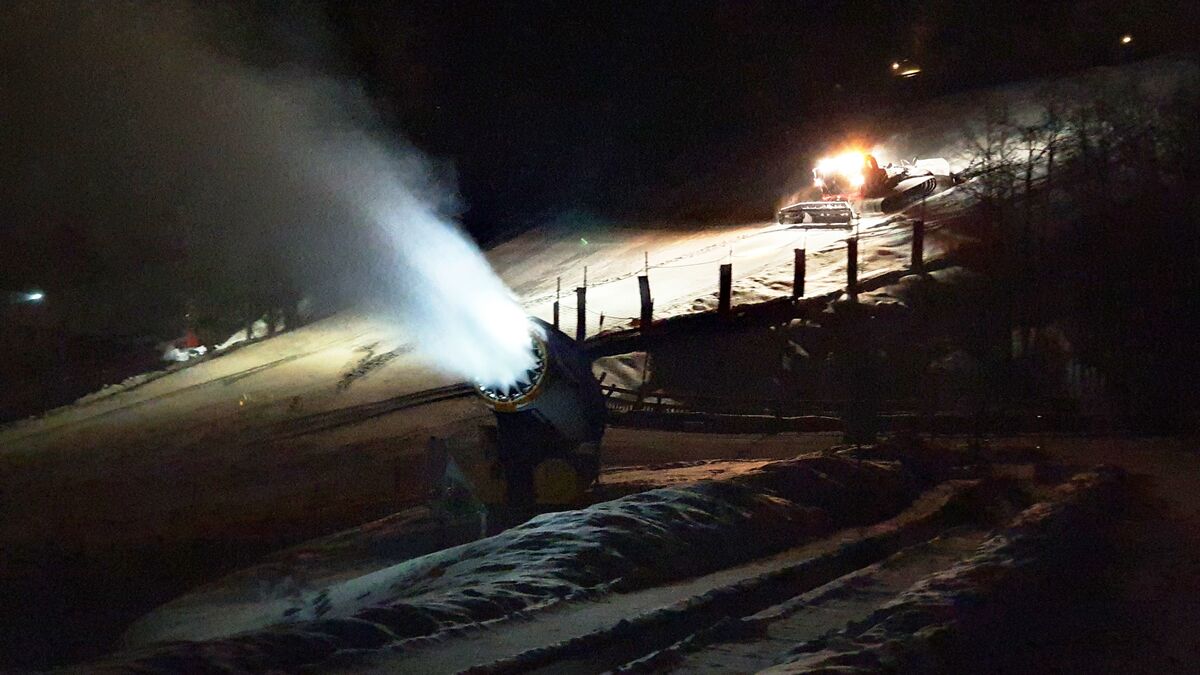 Dameuses et câbles sur piste