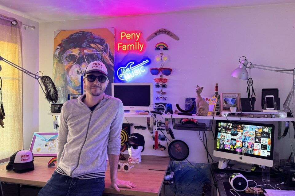 Jordan Penilla dans son studio à Couthures-sur-Garonne