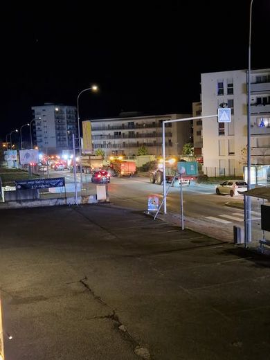 Un convoi de tracteurs avec des remorques pleines traverse le quartier de la Fobio.