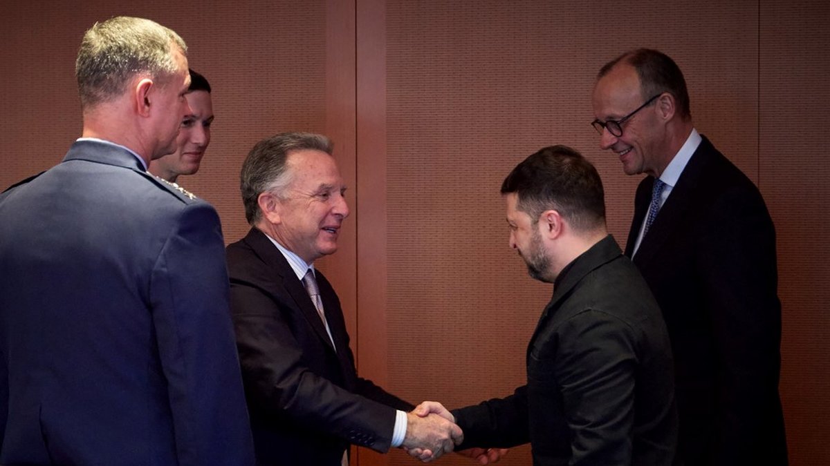 Zelensky et des responsables européens et américains à Berlin lors des discussions