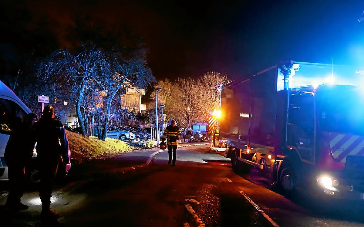 Vue des secours et bâtiments endommagés