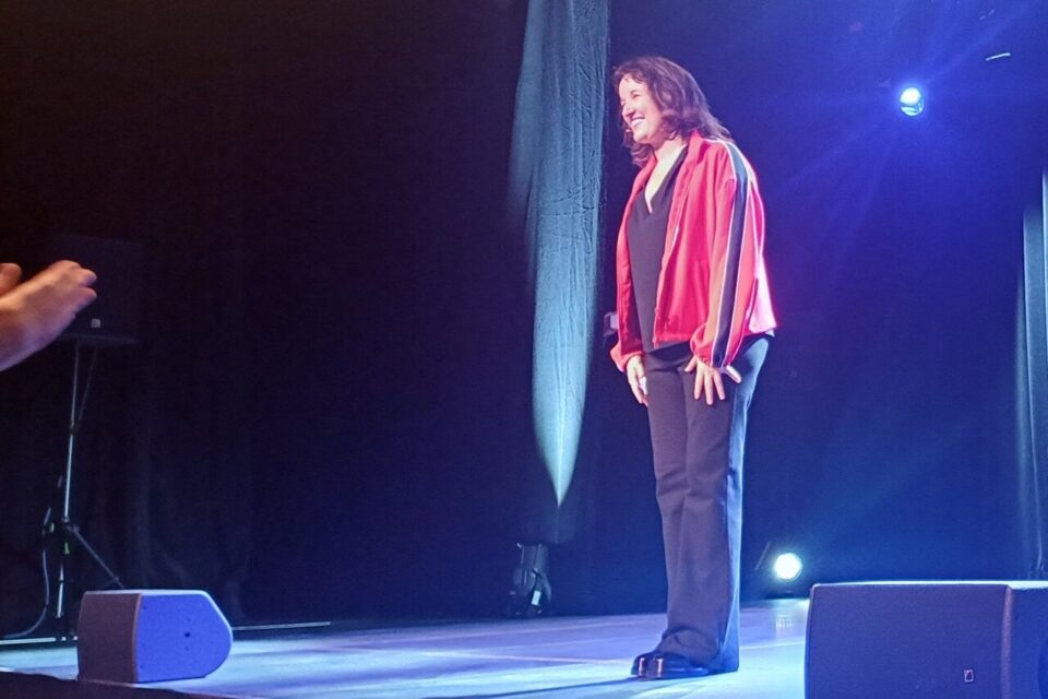 Anne Roumanoff sur scène au Pavillon des Bains de Mers-les-Bains