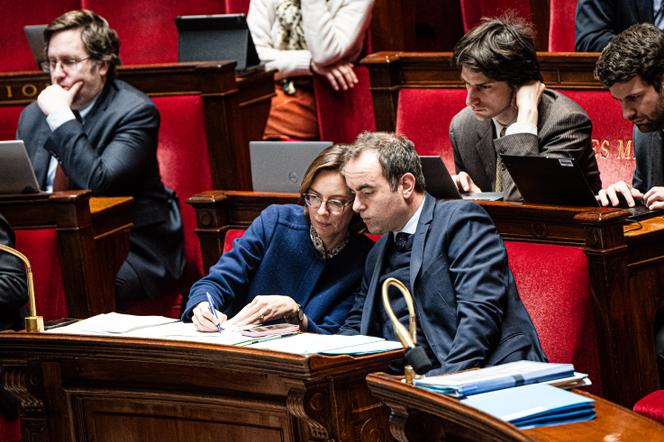 La ministre de l’action et des comptes publics Amélie de Montchalin et le premier ministre Sébastien Lecornu à l’Assemblée nationale, à Paris, le 5 décembre 2025