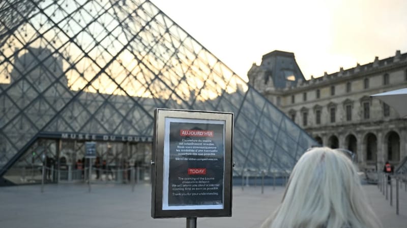 Panneau devant la pyramide du Louvre informant d'une fermeture en raison d'une assemblée générale