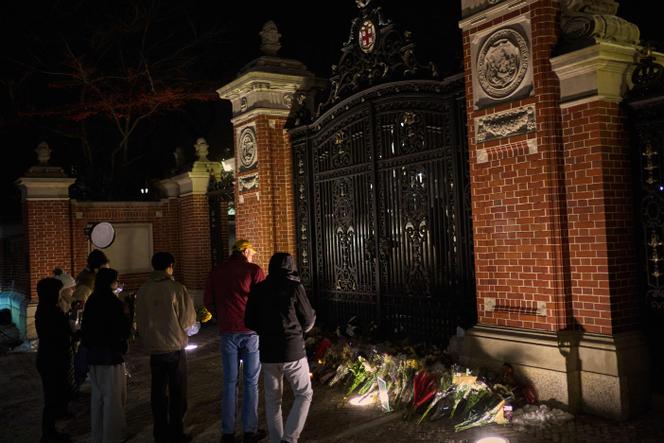 Étudiants devant un mémorial improvisé à Brown